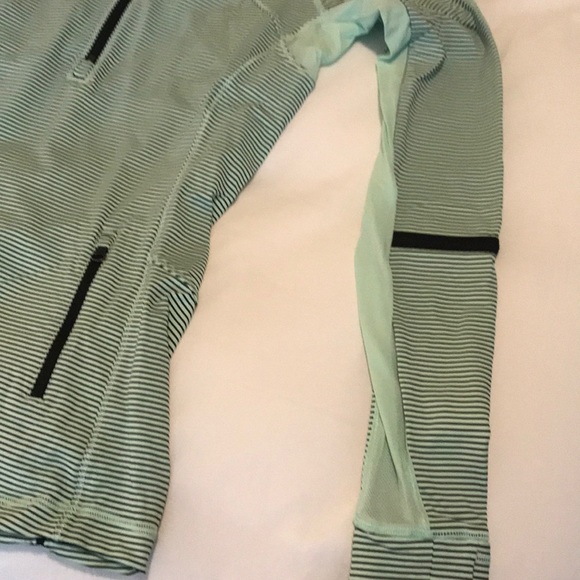 LULULEMON TOP. Size 4. Like New! - Picture 3 of 8